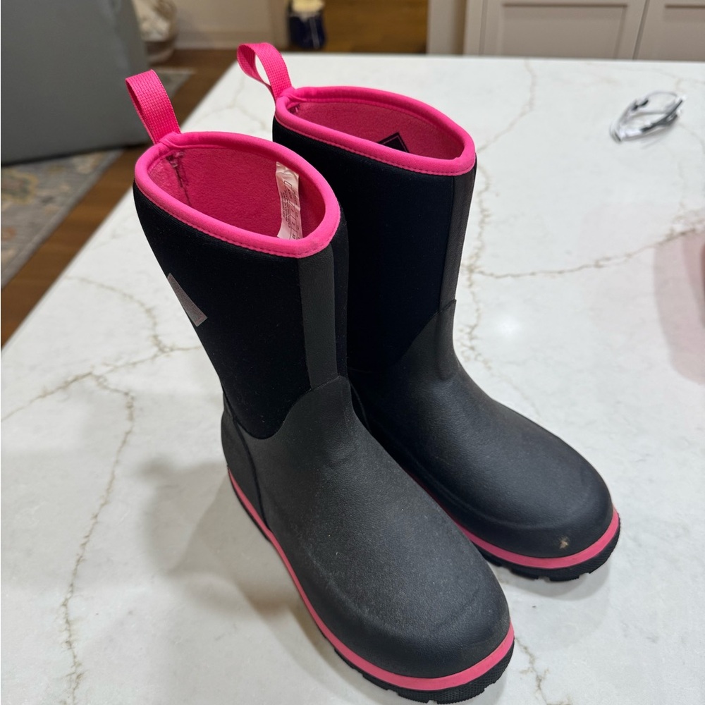Girls size 3 Muck boots